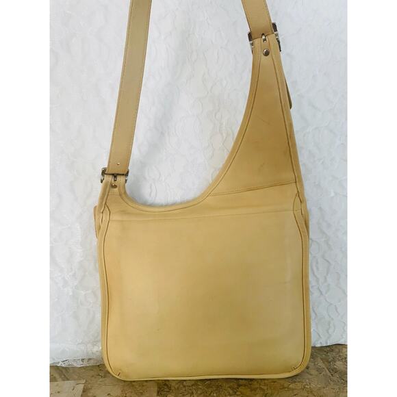 Very rare Coach ivory/butter Leather Hippie Slim asymmetrical shoulder bag #9404 - Picture 2 of 10